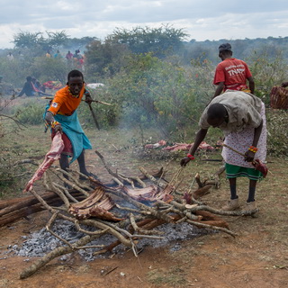 Kisima - Samburu lmuget - Roasting the meat